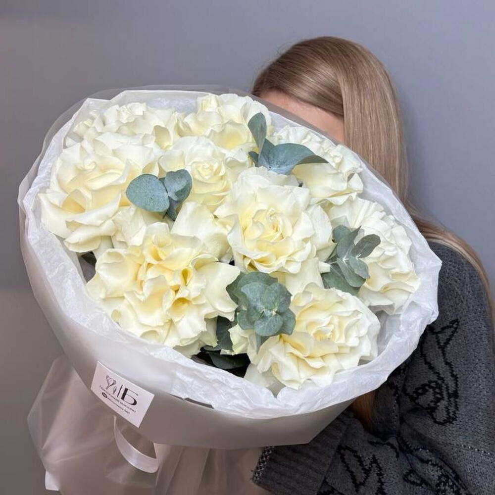 Букет с французскими розами и эвкалиптом