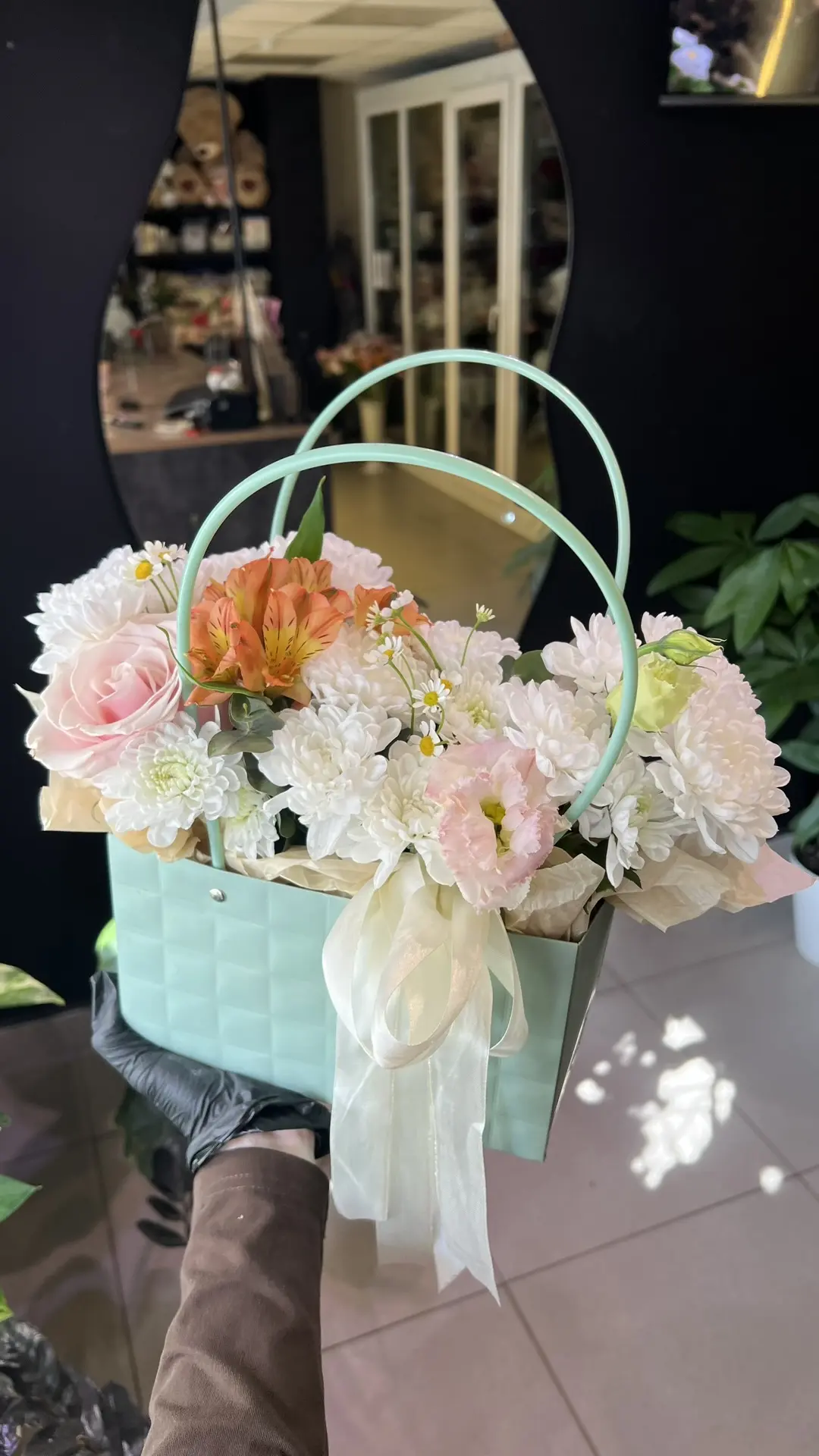 Композиция в зеленой сумочке