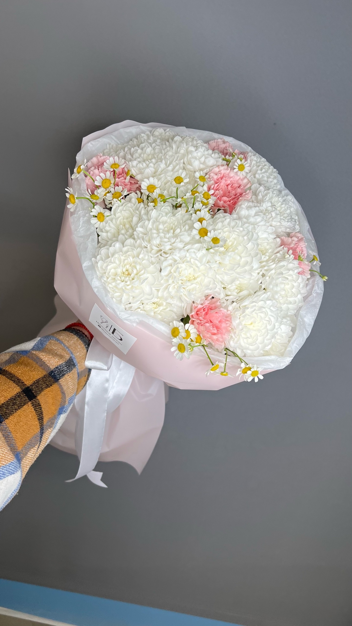 Авторский букет с хризантемой и ромашкой