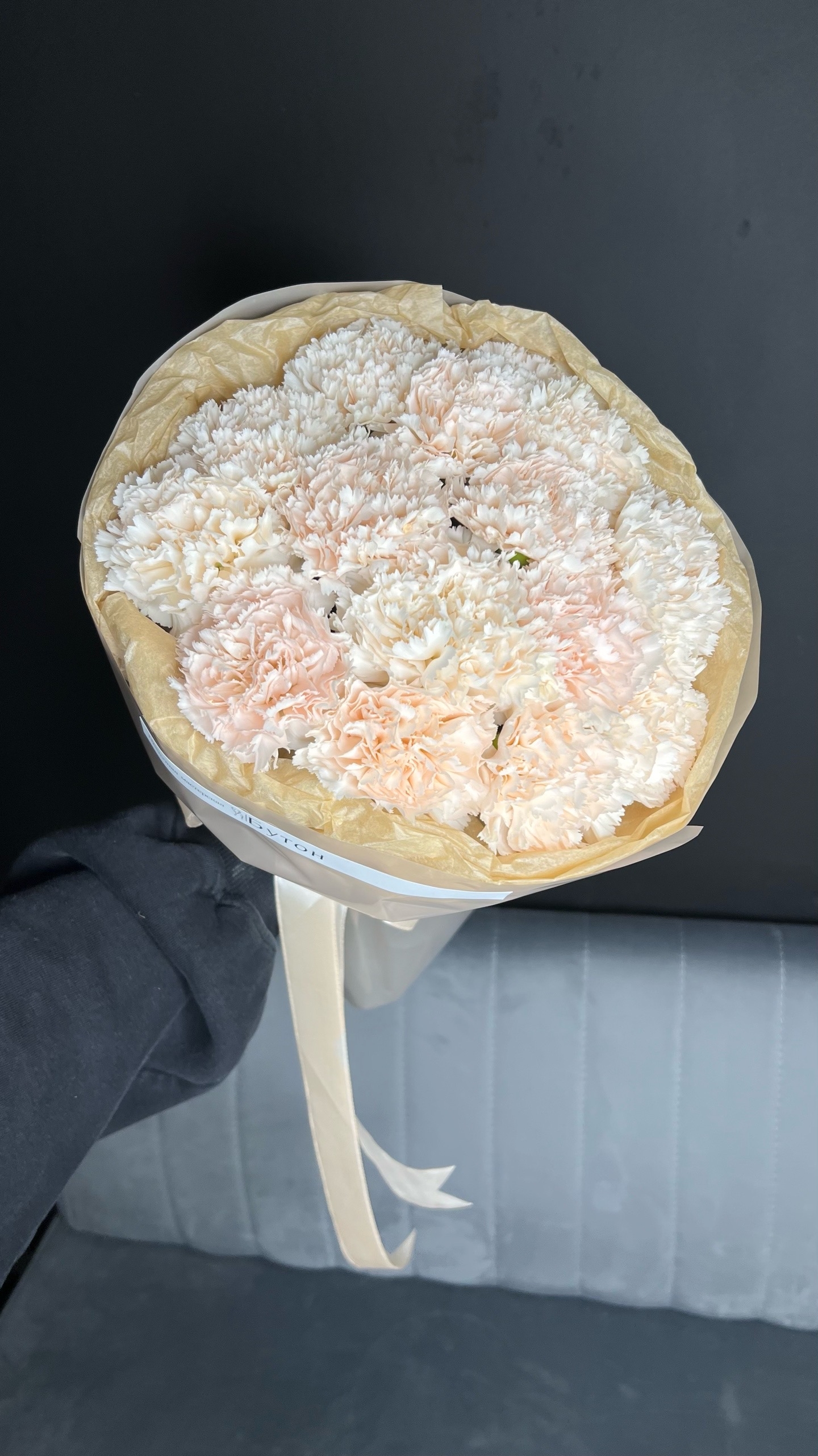 Моно букет из 15 стойких диантусов