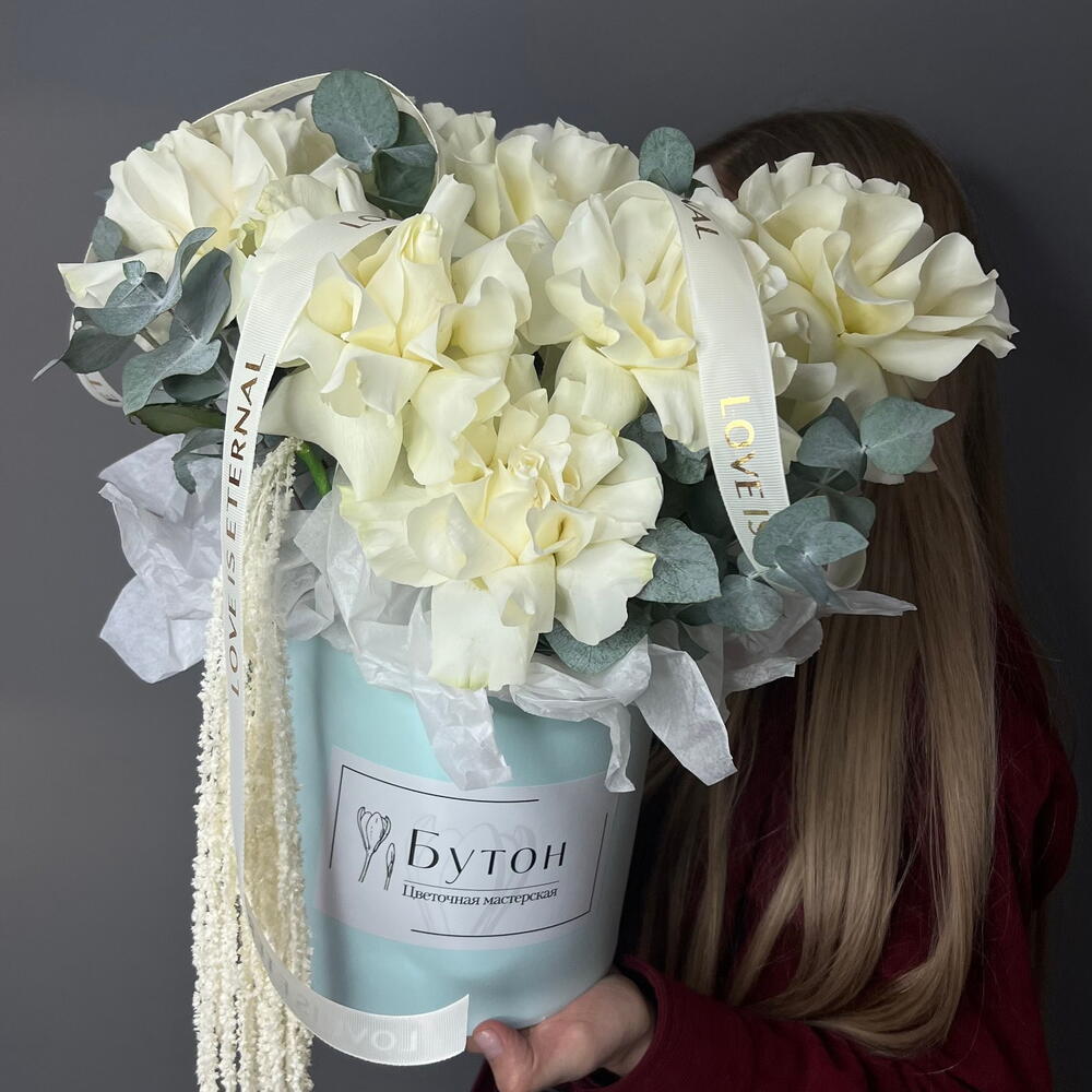 Композиция с французским розами и эвкалиптом