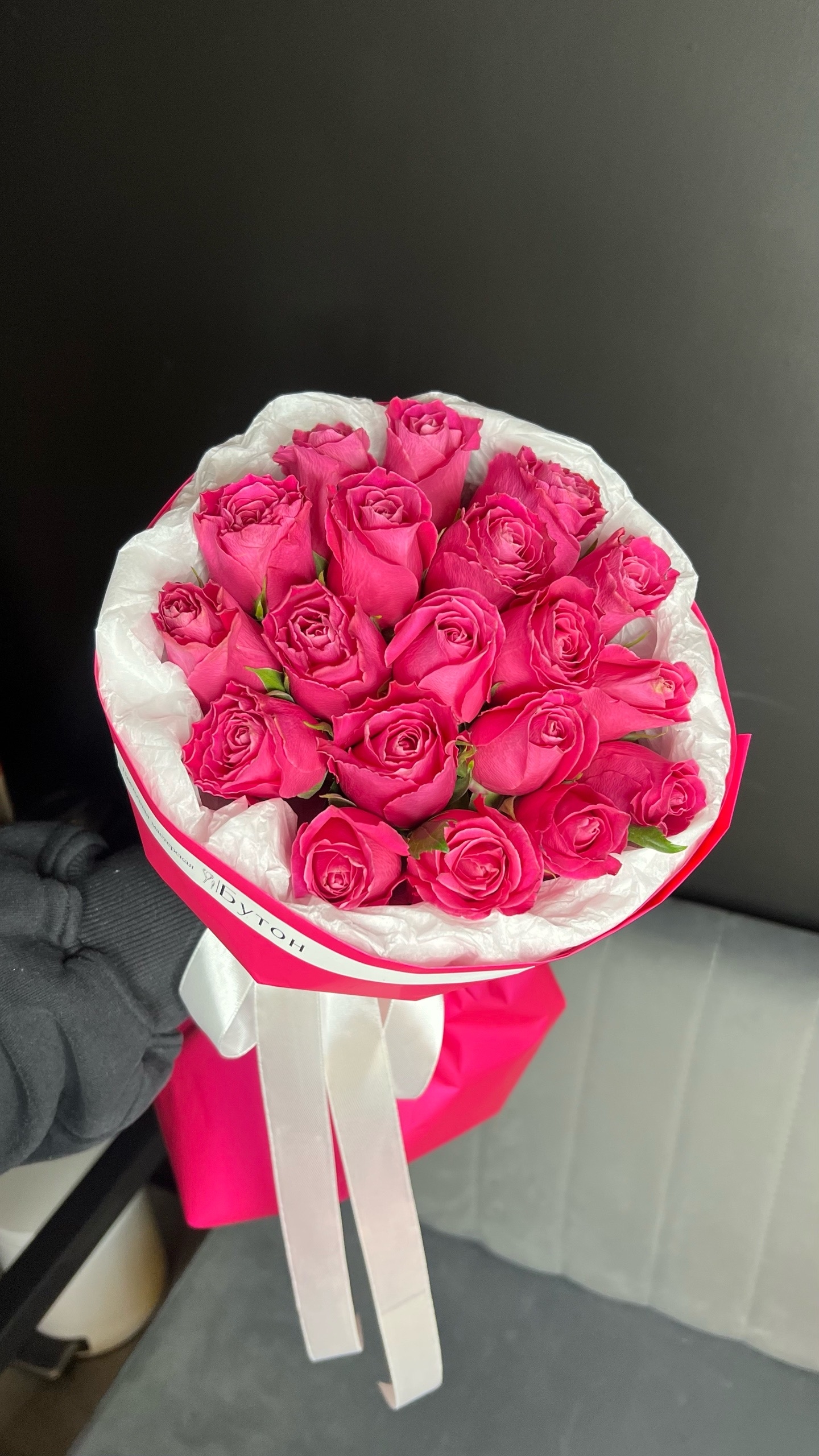 Моно букет из малиновых розочек