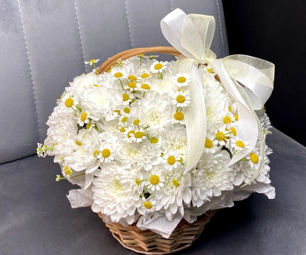 Композиция с кустовой хризантемой и ромашкой