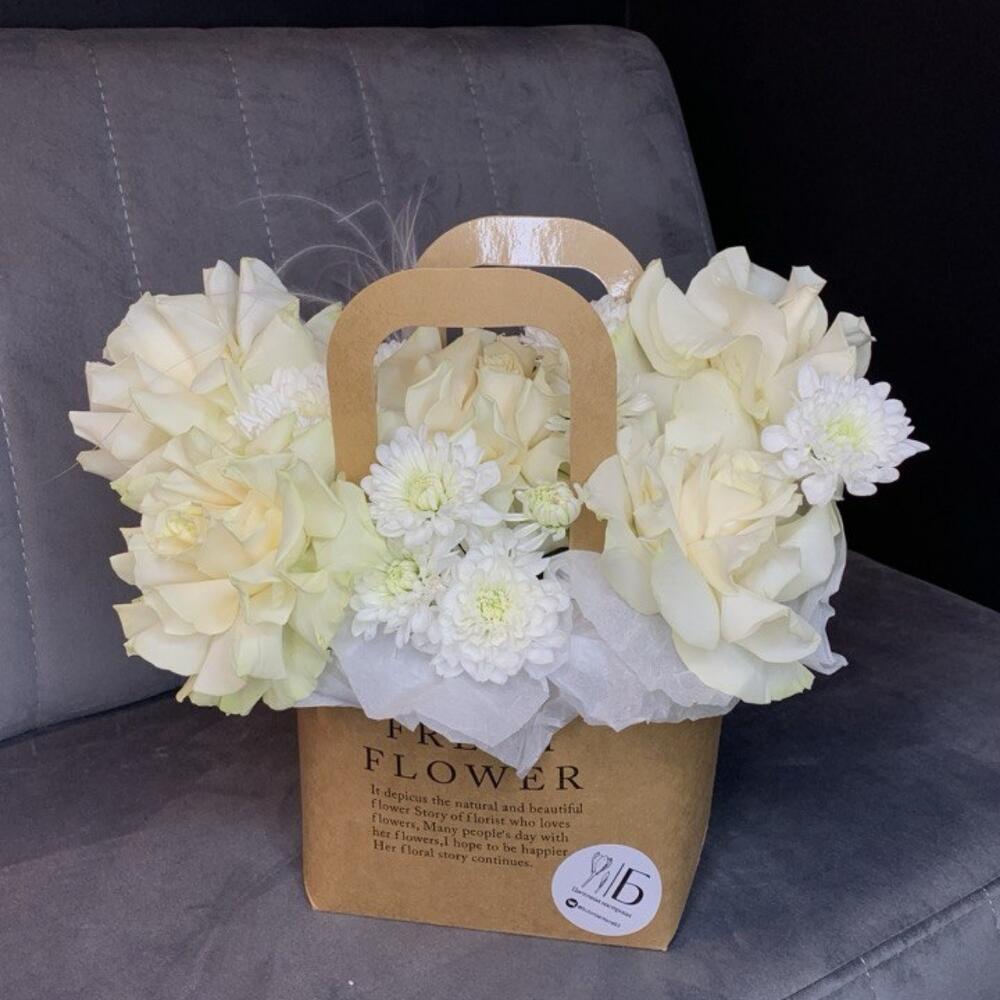 Композиция с французским розами в сумочке