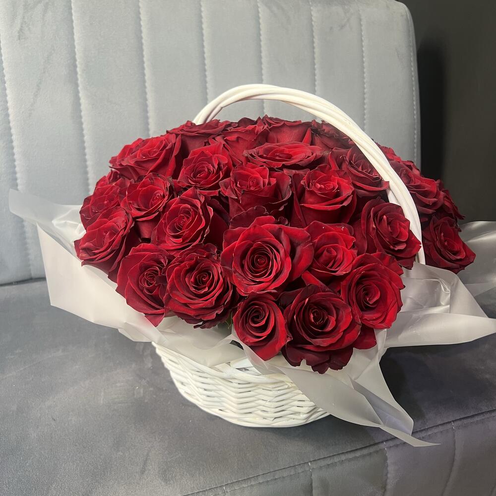 Корзина из 45 красных роз сорта "Explorer"