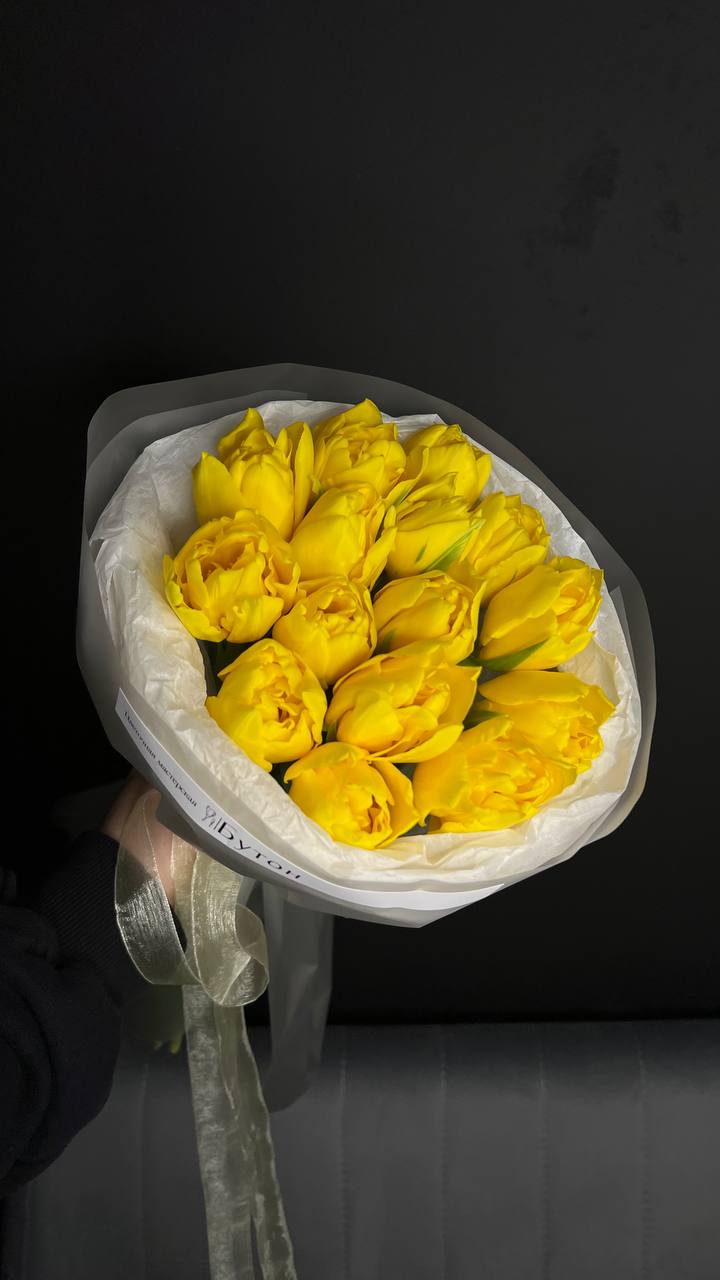 Букет из 15 желтых пионовидных тюльпанов