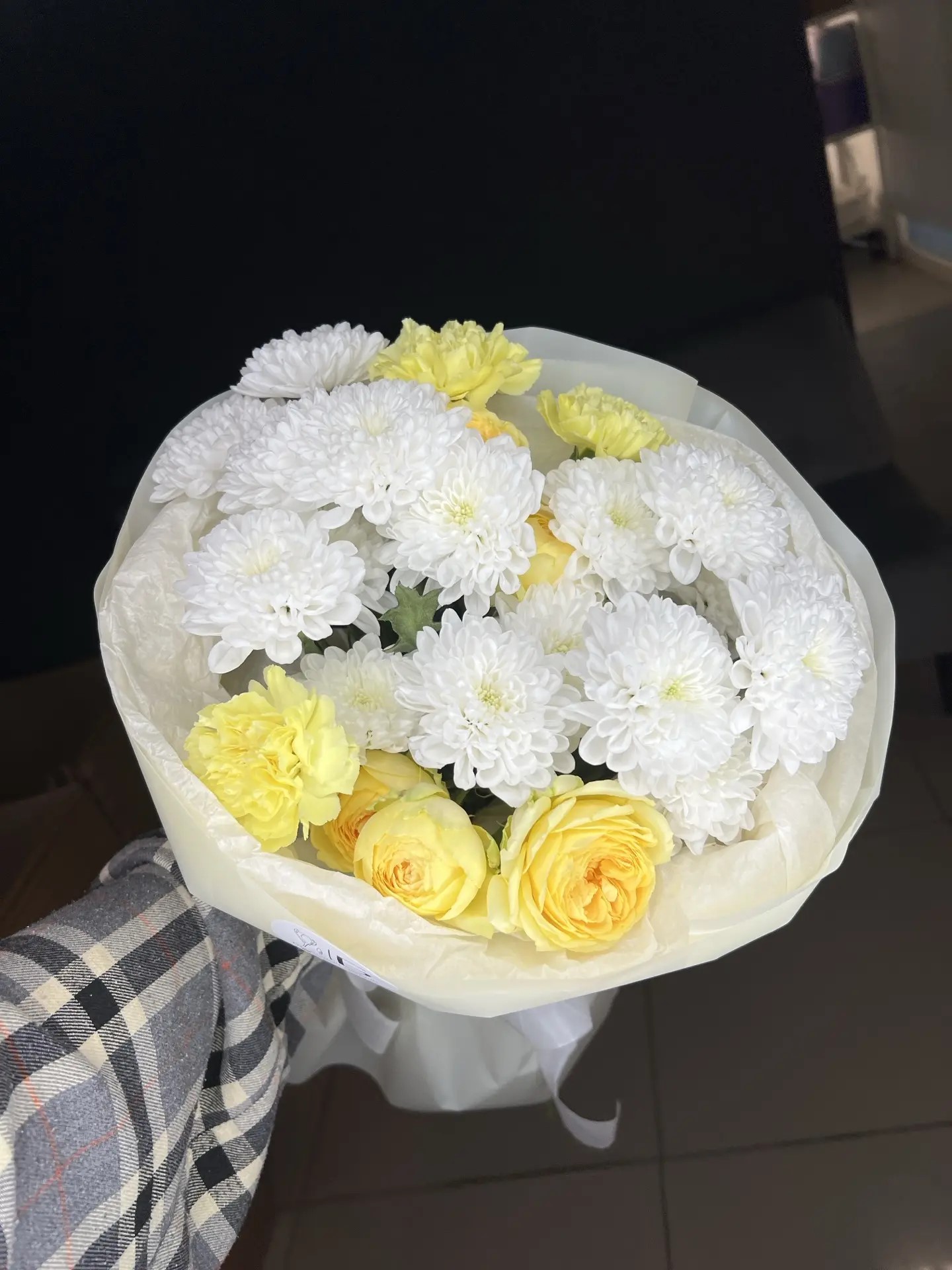 Авторский солнечный букет с пионовидными розами и диантусами