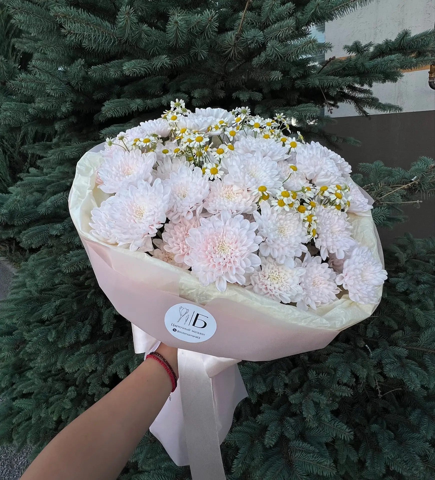 Нежный букет с кустовой хризантемой и ромашкой