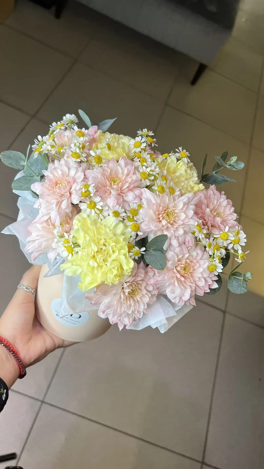 Коробочка с хризантемой и желтыми диантусами