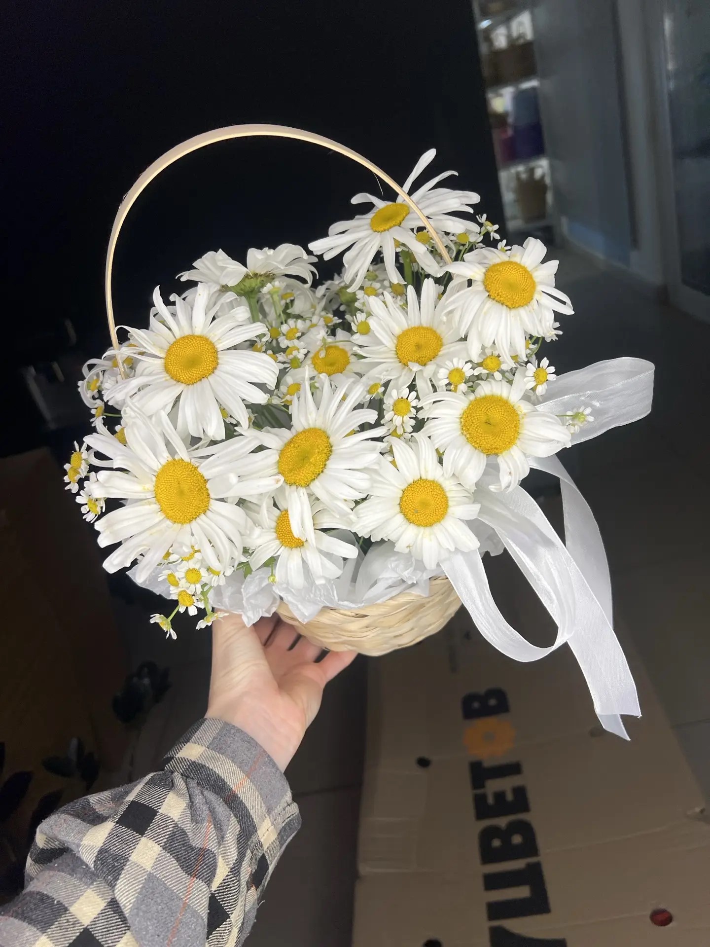 Корзина с ромашками