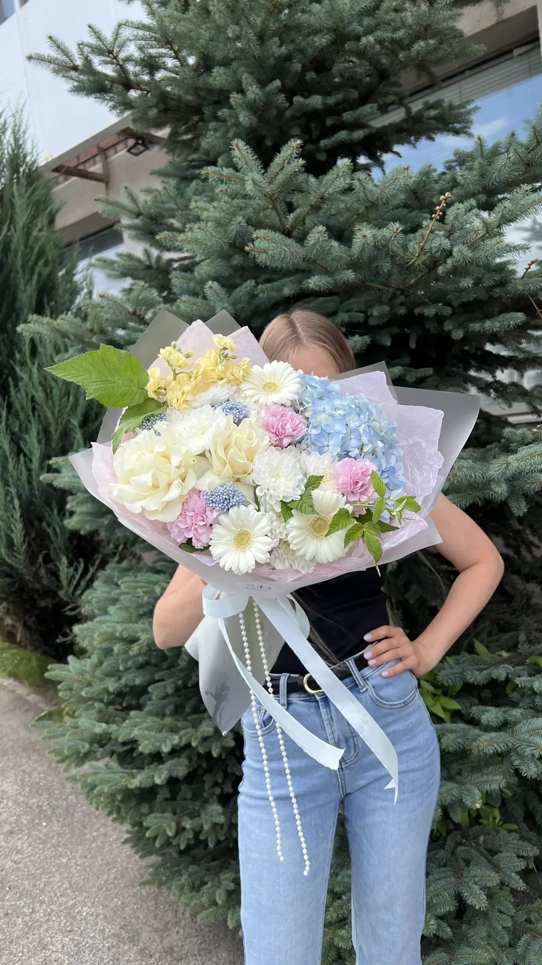 Букет с гортензией, ветками малины и герберами