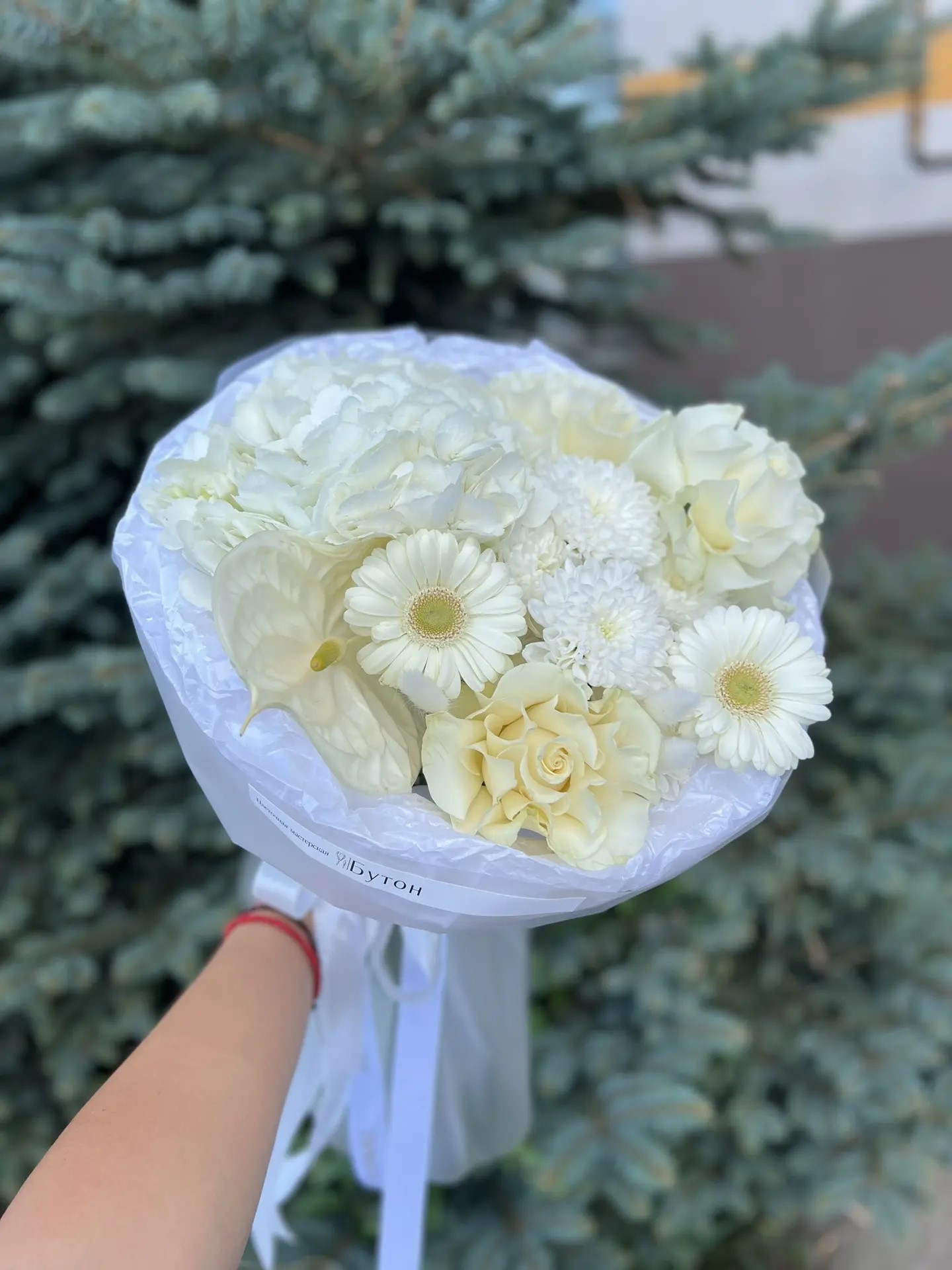 Букет с белым антуриумом