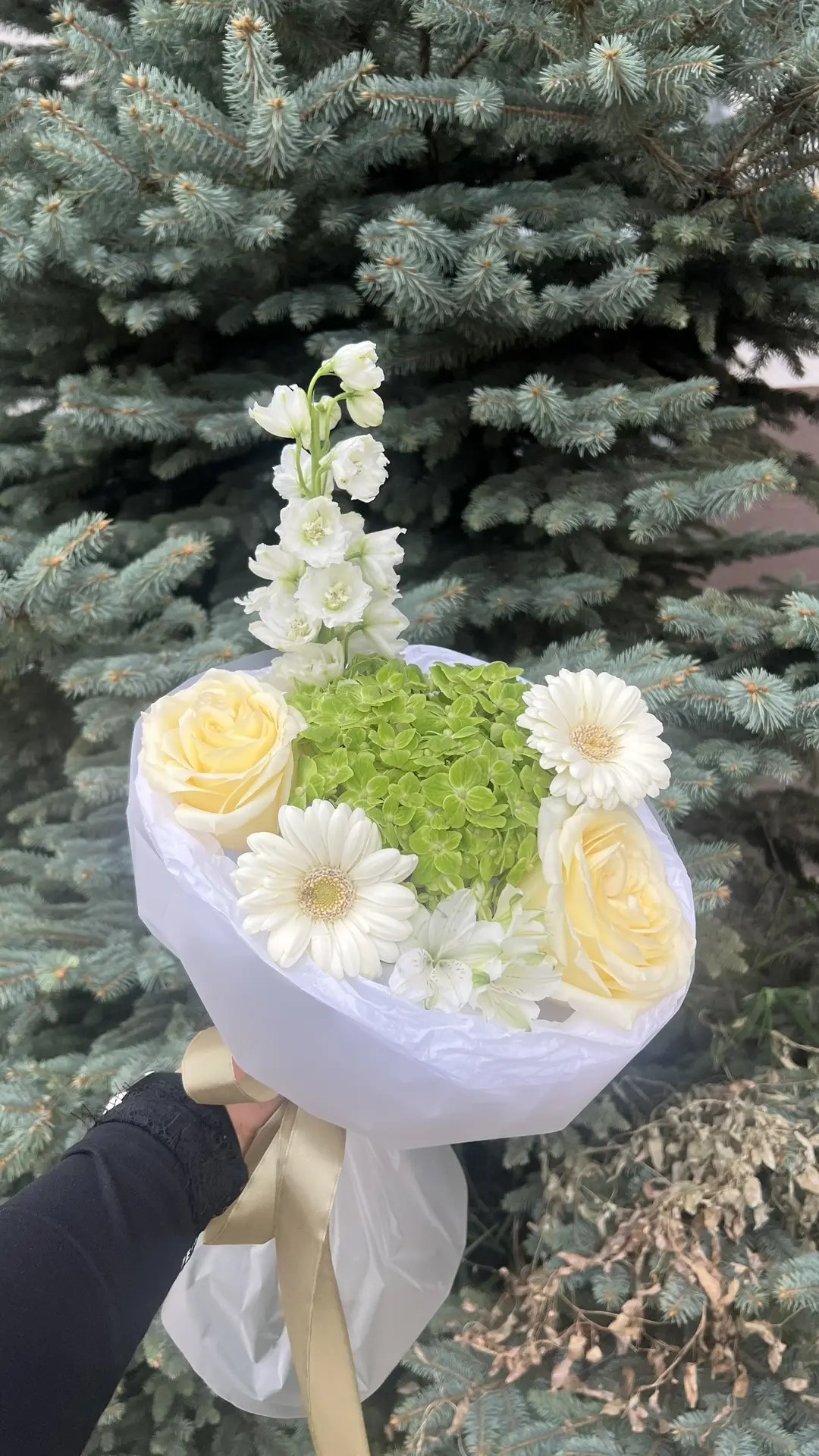 Букет с гортензией и дельфиниумом