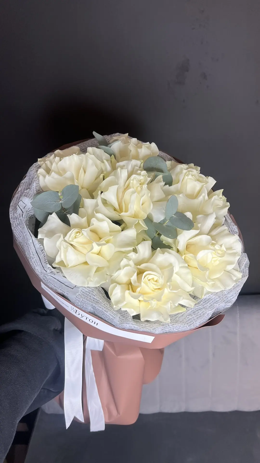 Моно букет с французскими розами и эвкалиптом