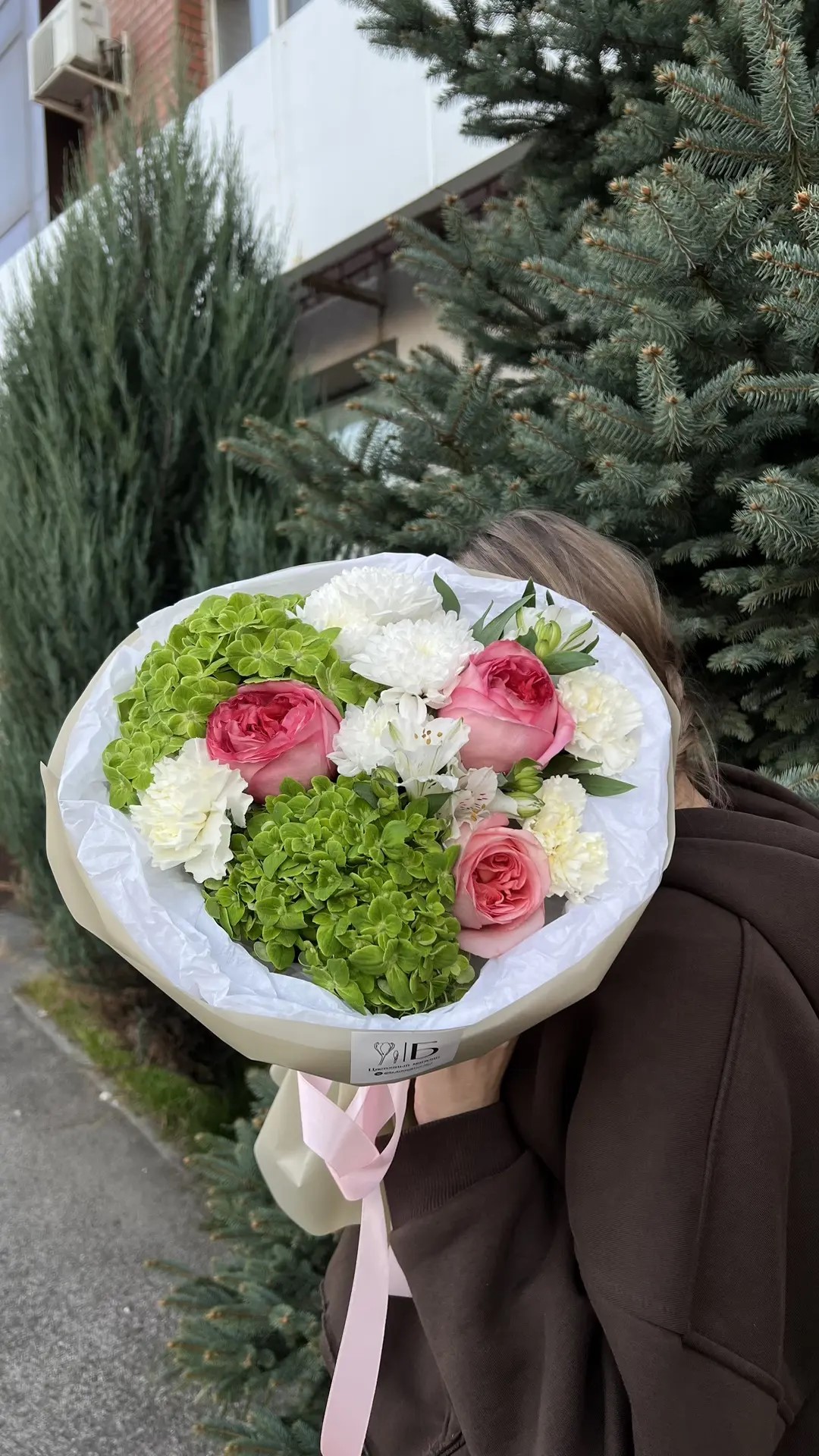 Авторский букет с зелеными гортензиями
