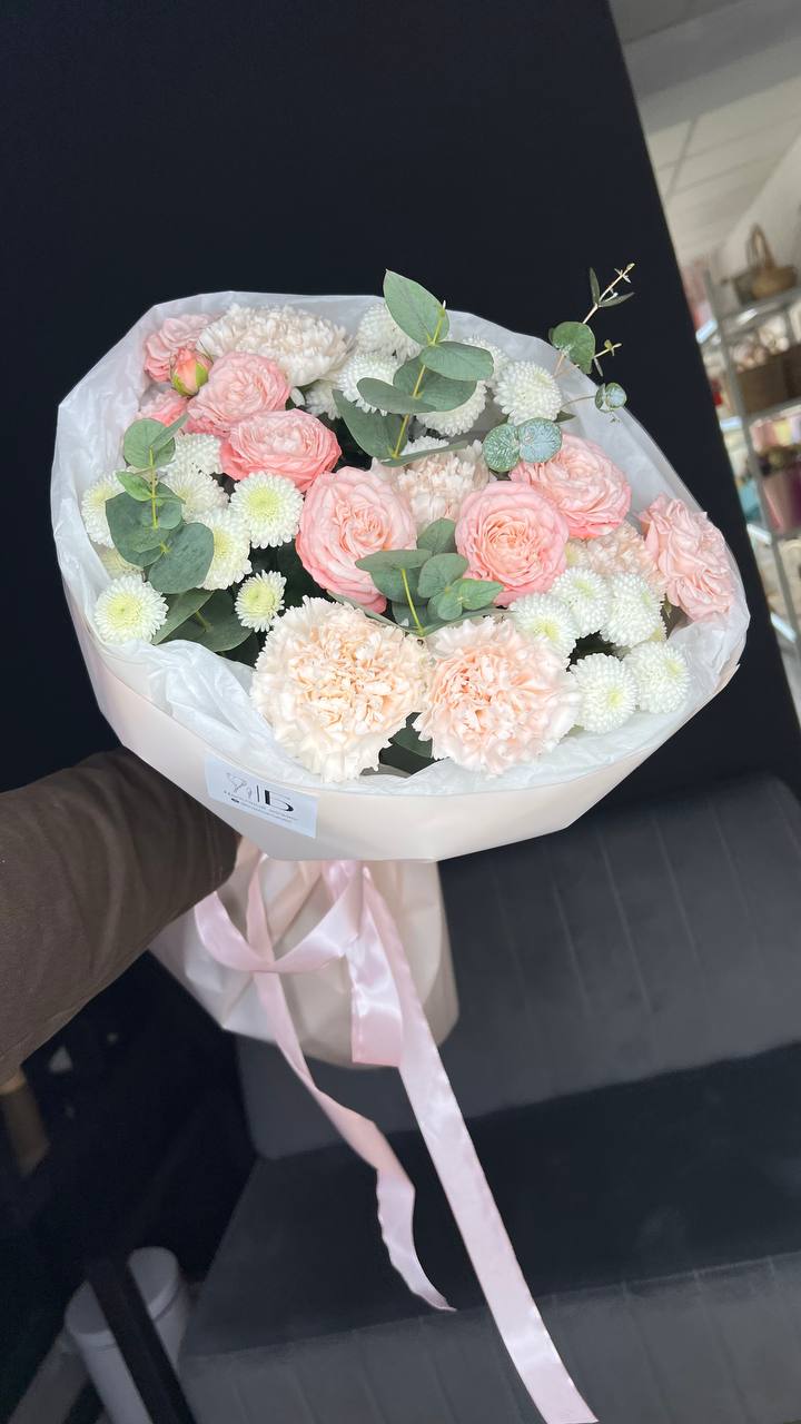 Авторский букет с кустовыми розами