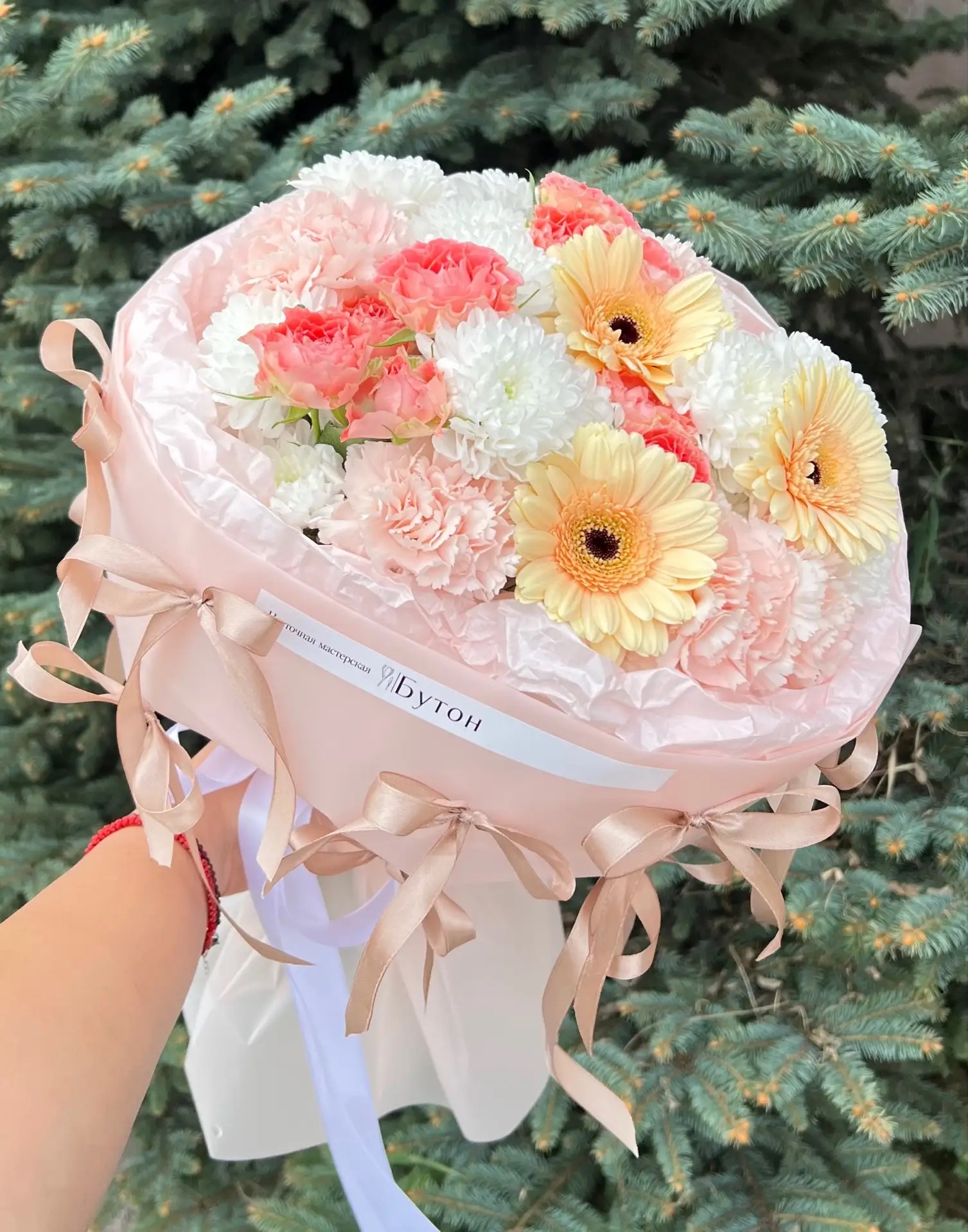 Трендовый букет с бантиками