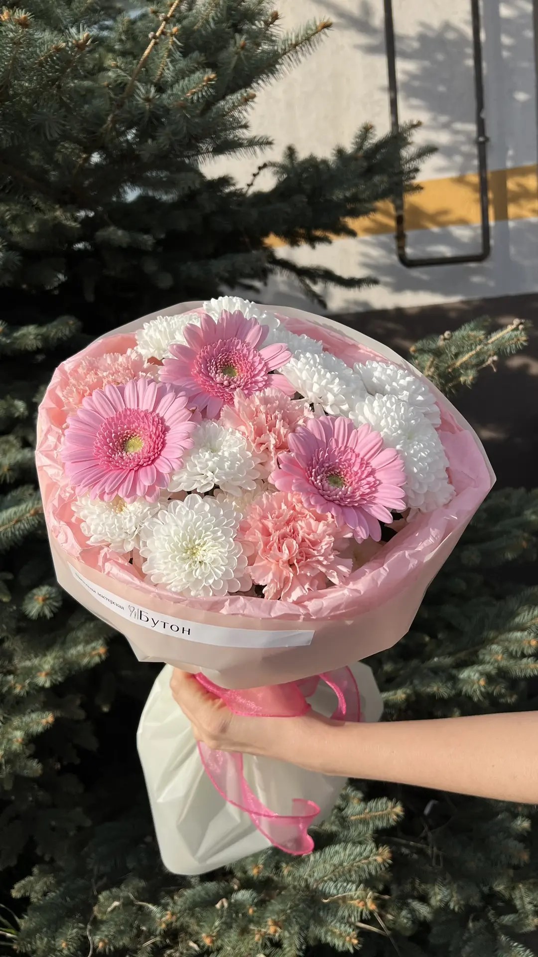 Букет с герберами и хризантемой