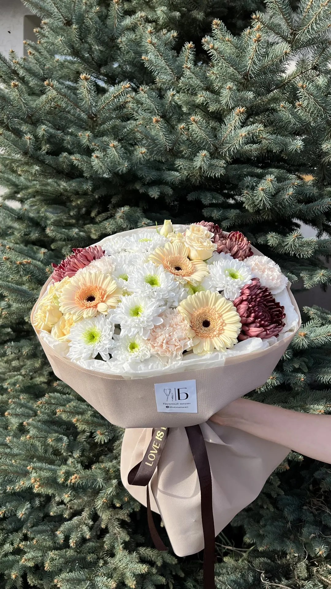 Букет с герберами, кустовой розой и хризантемой