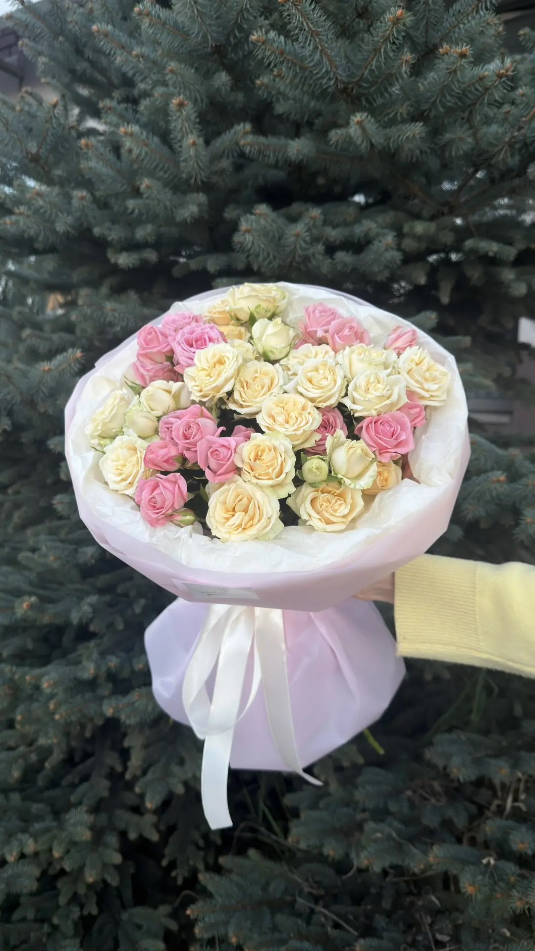 Букет с кустовыми розами