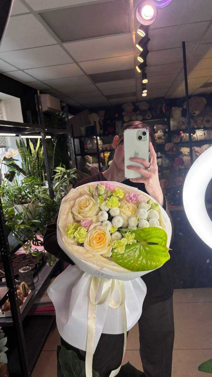 Весенний авторский букет с антуриумом