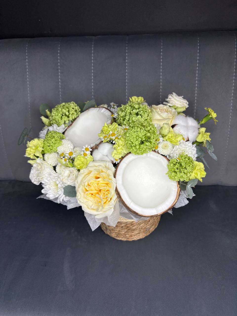 Авторская композиция в джутовом кашпо с кокосом