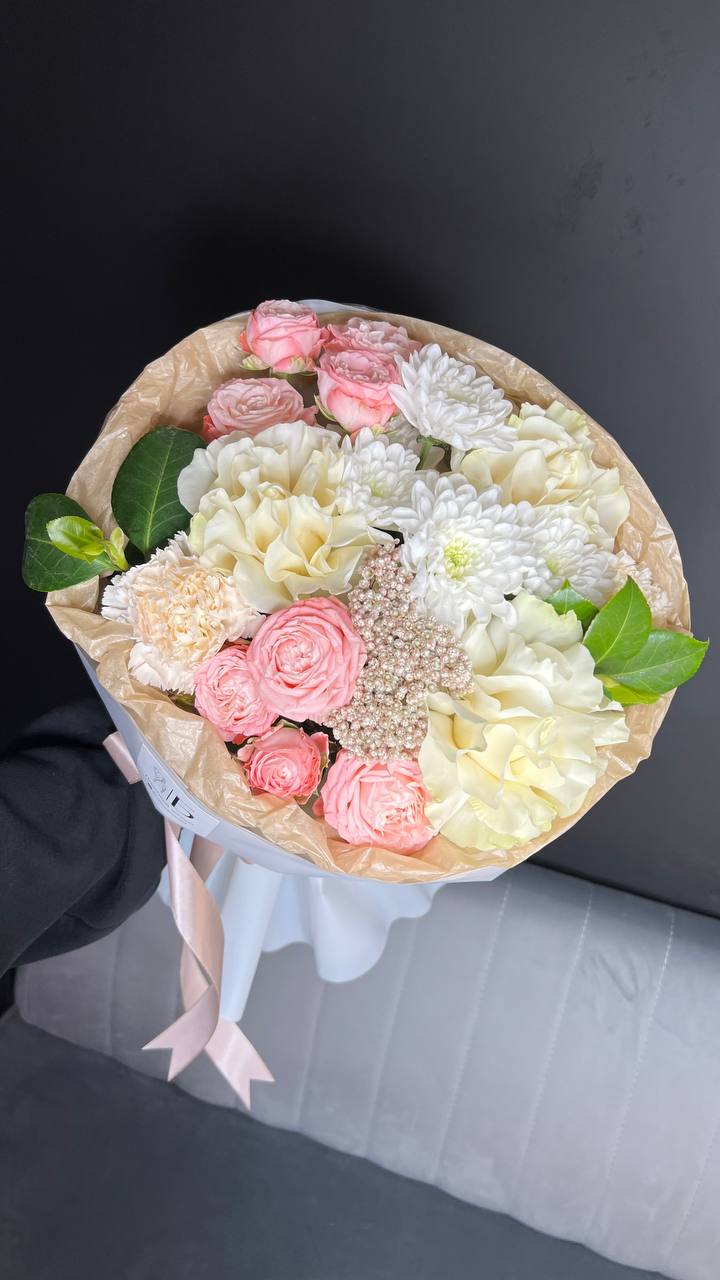 Авторский букет с французскими розами и диантусами