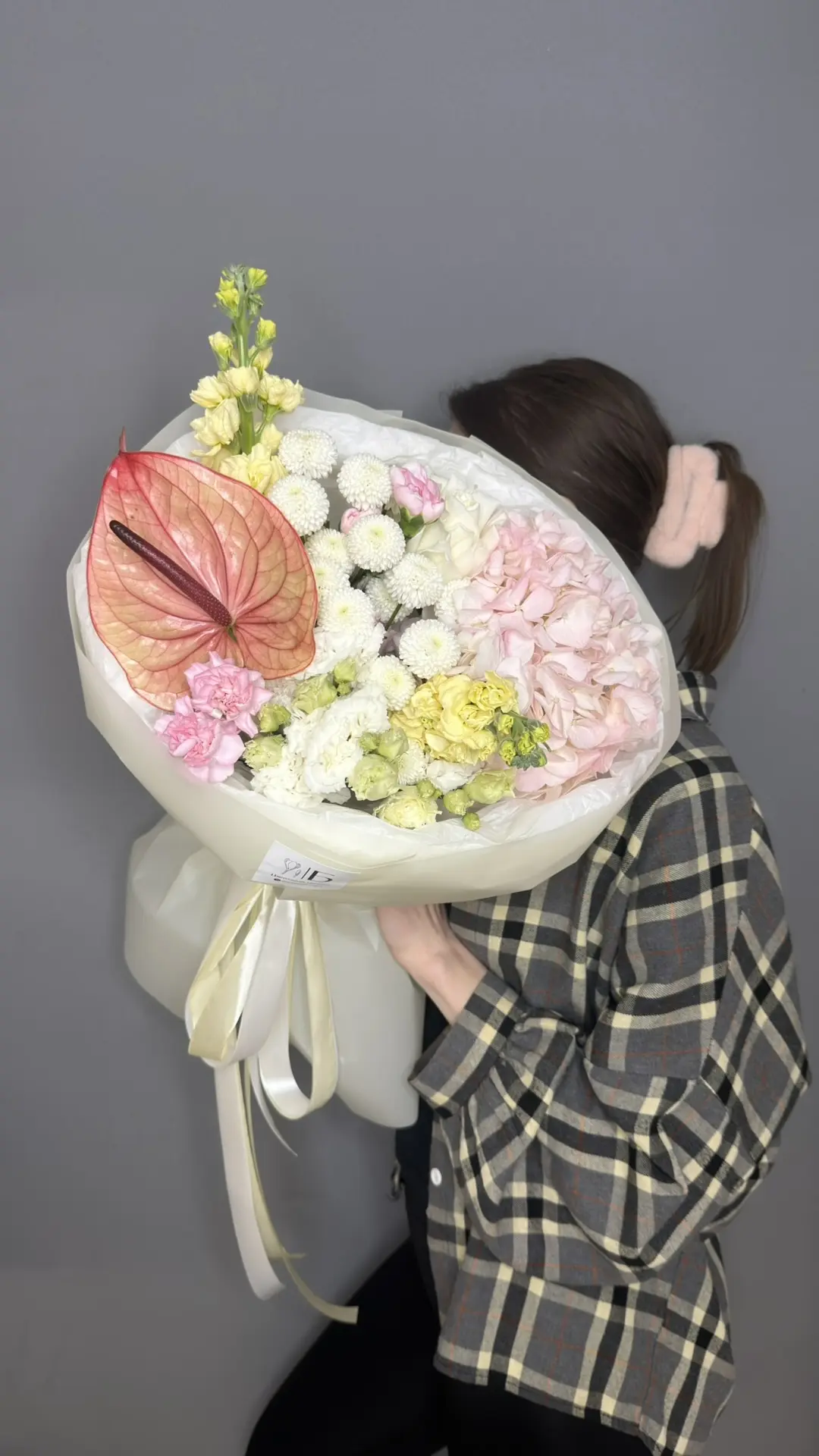 Весенний букет с антуриумом, маттиолой и гортензией