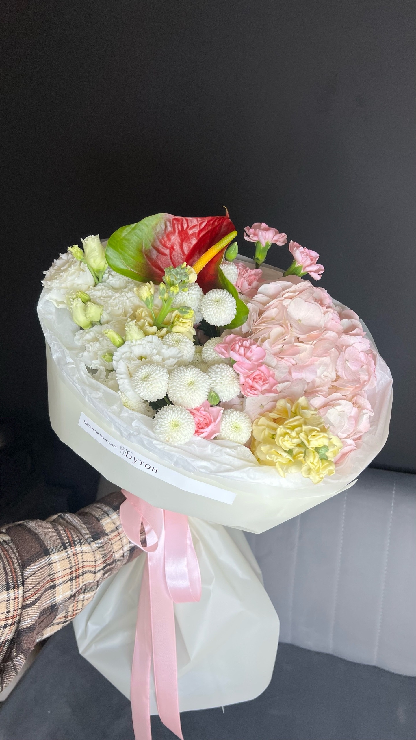 Весенний букет с антуриумом, маттиолой и гортензией