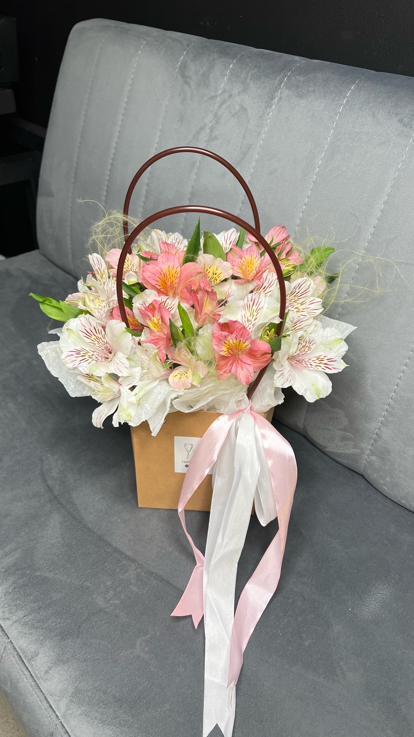 Композиция в сумочке с стойкой альстрмерией